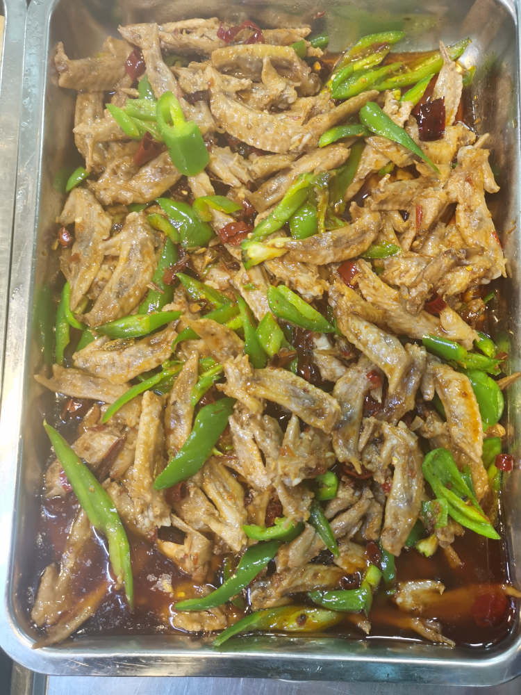 选择深圳食堂承包半托商家，保障电子厂员工用餐健康与满意